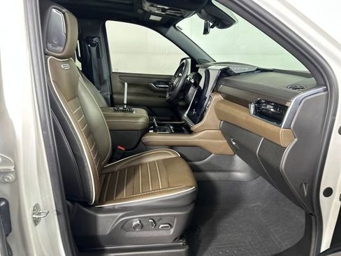 Used 2025 GMC Yukon Denali Ultimate w/ LPO, Floor Liner Package image 28