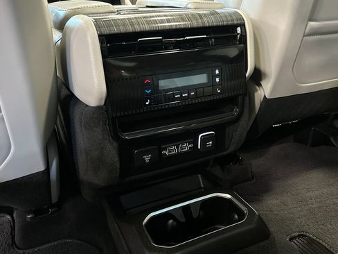 Used 2022 Jeep Wagoneer Series III w/ Premium Group I AWD/4WD image 32