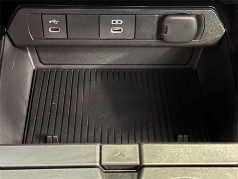 Used 2025 Toyota Prius XLE image 24