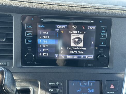 Used 2015 Toyota Sienna XLE image 27