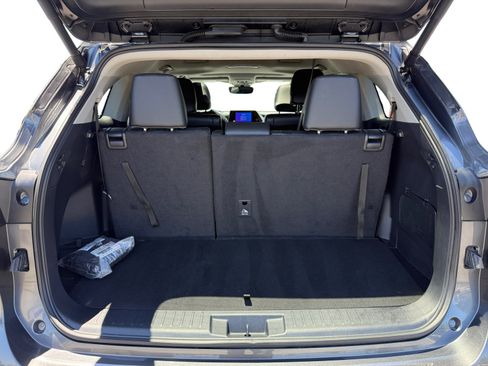Used 2024 Toyota Highlander XLE AWD/4WD image 17