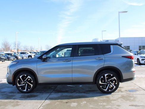 Used 2022 Mitsubishi Outlander SE image 4