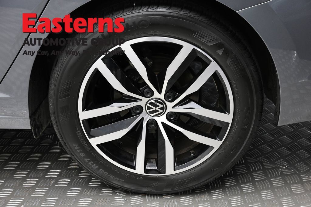 Used 2025 Volkswagen Jetta SE FWD image 8