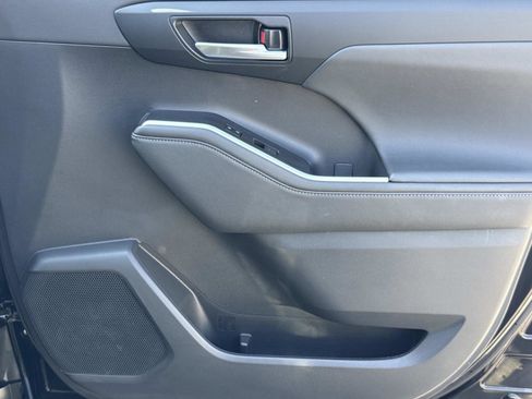 Used 2023 Toyota Highlander XLE image 19