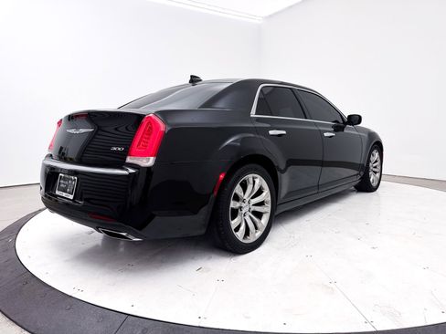 Used 2018 Chrysler 300 Limited image 12