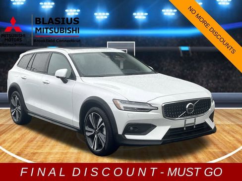 Used 2025 Volvo V60 B5 Cross Country Plus image 1