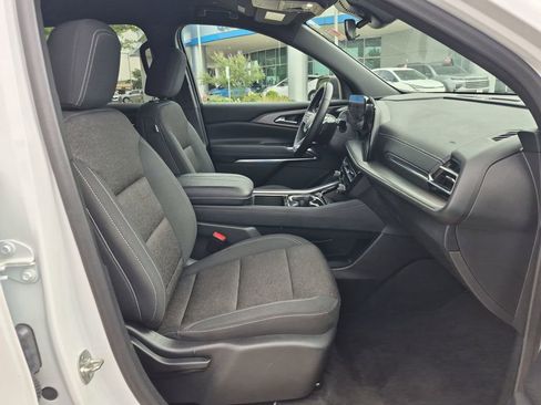 Used 2025 Chevrolet Traverse LT FWD image 24