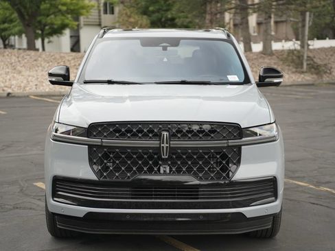 Used 2025 Lincoln Navigator Reserve w/ Jet Appearance Package AWD/4WD image 8