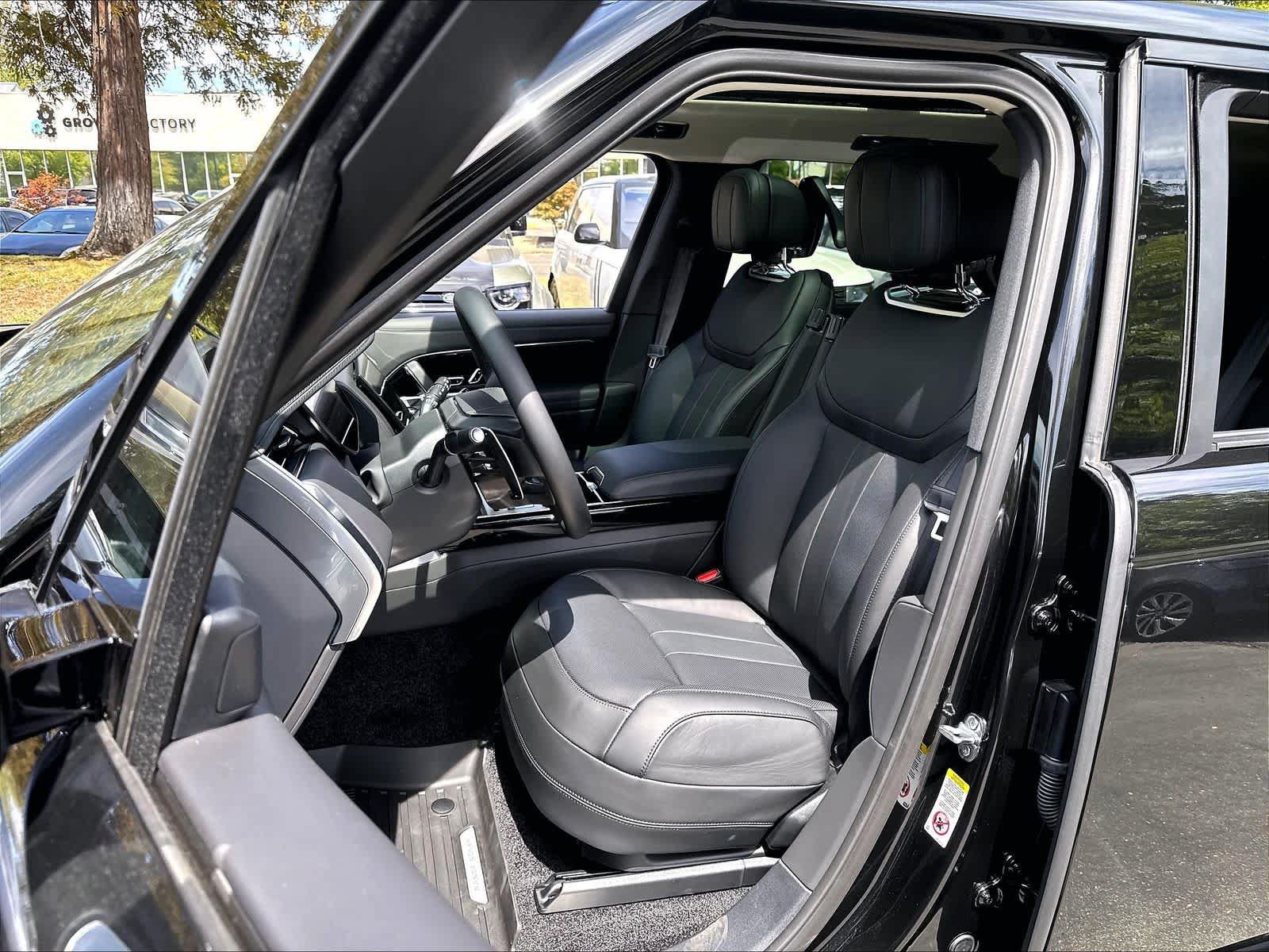 New 2026 Land Rover Range Rover Long Wheelbase SE AWD/4WD image 11