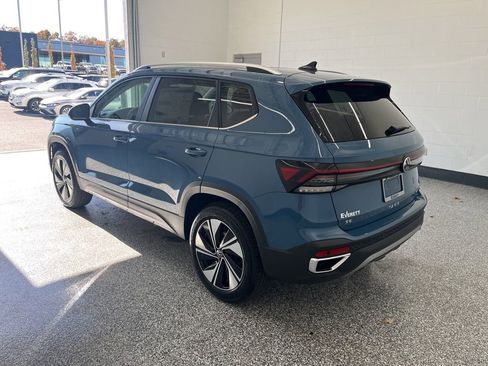 New 2026 Volkswagen Taos SE image 3