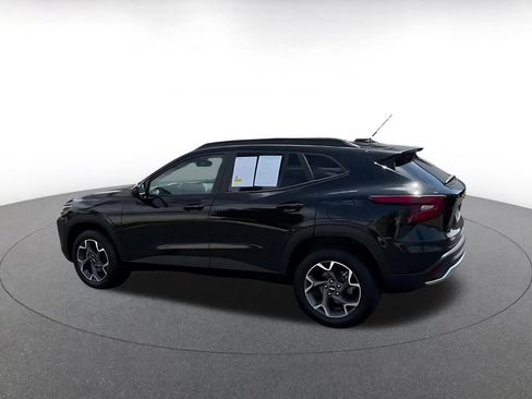 Used 2025 Chevrolet Trax LT w/ LT Convenience Package FWD image 8