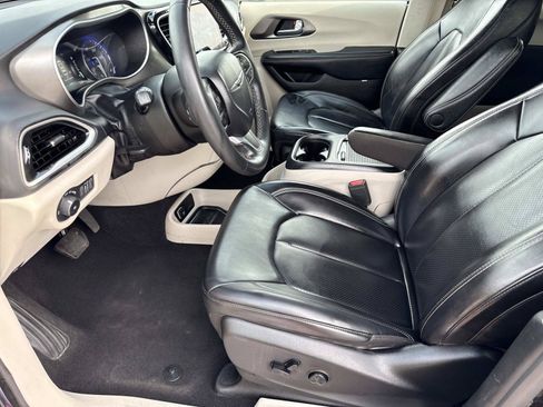 Used 2023 Chrysler Pacifica Touring-L FWD image 13