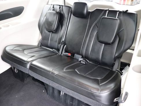 Used 2024 Chrysler Pacifica Touring-L FWD image 13