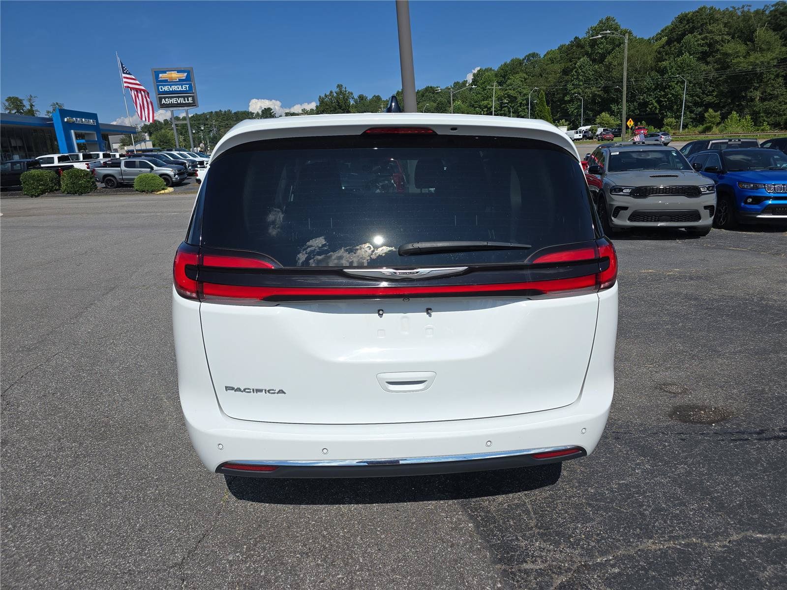 Used 2024 Chrysler Pacifica Touring-L FWD image 4