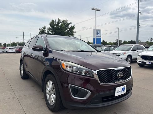 Used 2016 Kia Sorento LX w/ LX Convenience Package FWD image 3