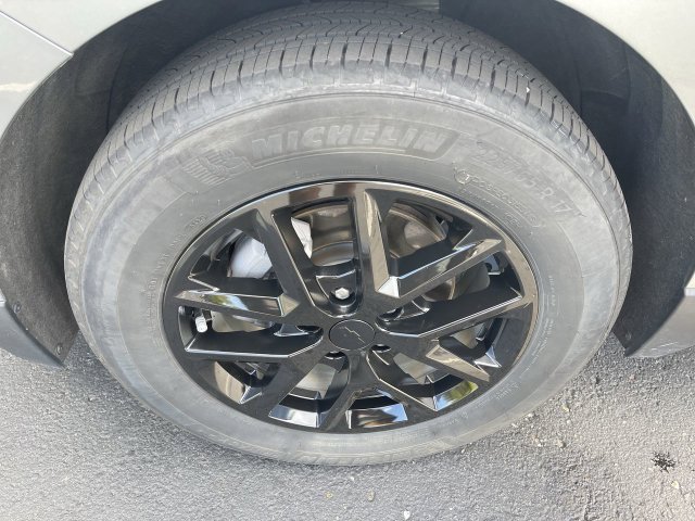 Used 2024 Chevrolet Equinox LT FWD image 32