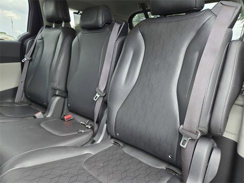Certified 2024 Kia Carnival EX image 10