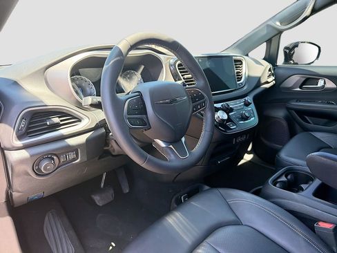 Used 2025 Chrysler Pacifica Select FWD image 9