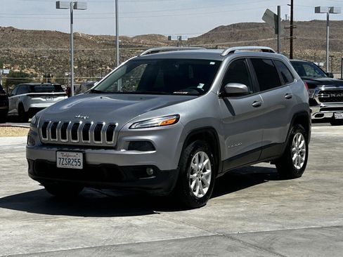 Used 2017 Jeep Cherokee Latitude w/ Safety/Convenience Group AWD/4WD image 3