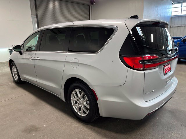 Used 2024 Chrysler Pacifica Touring-L FWD image 5