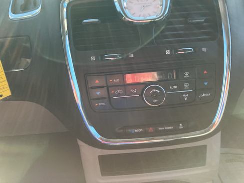 Used 2016 Chrysler Town & Country Touring FWD image 18