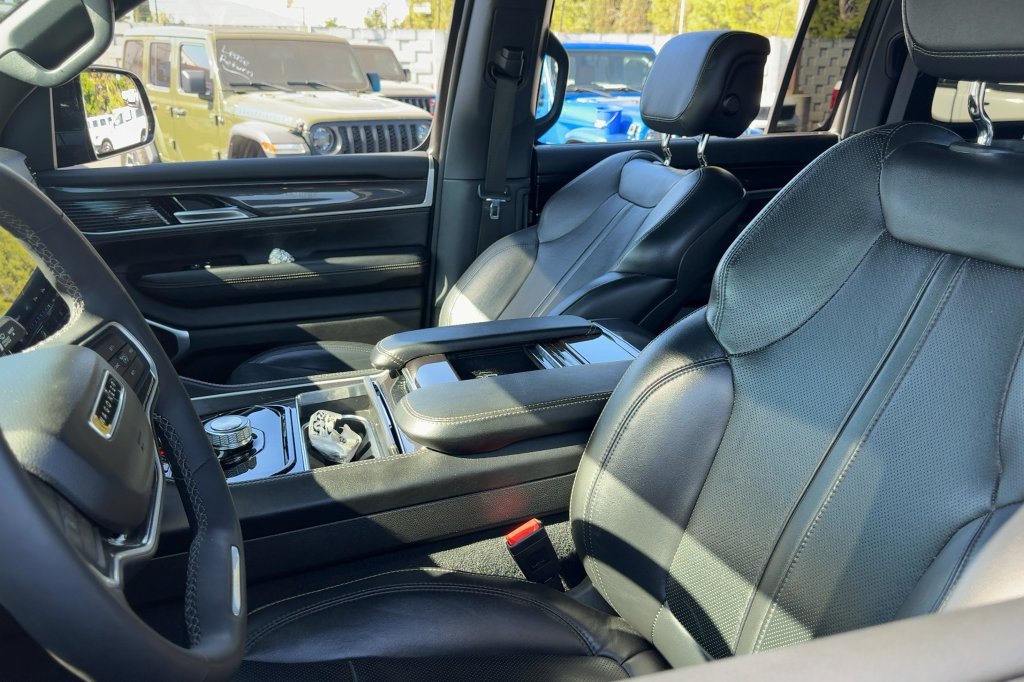 Used 2023 Jeep Wagoneer L 2WD w/ Convenience Group I image 11
