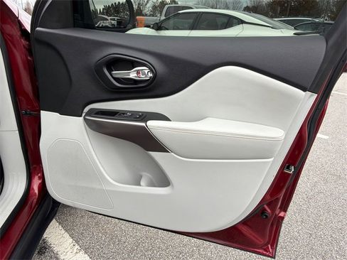 Used 2021 Jeep Cherokee Latitude Lux w/ Comfort/Convenience Group image 14