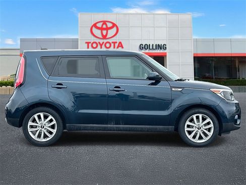 Used 2017 Kia Soul + image 6