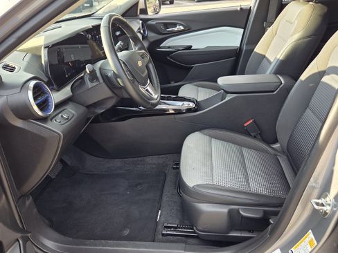 Certified 2025 Chevrolet Trax LT w/ LT Convenience Package FWD image 12