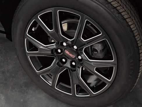 Used 2024 GMC Yukon Denali w/ Advanced Technology Package image 10