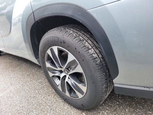 Used 2025 Toyota Highlander XLE image 8