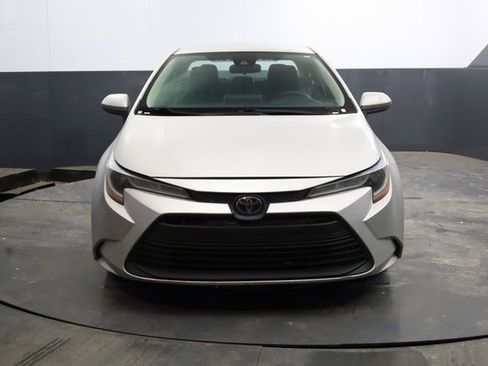 Used 2021 Toyota Corolla LE image 3
