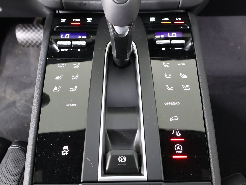 Certified 2025 Porsche Macan AWD/4WD image 20