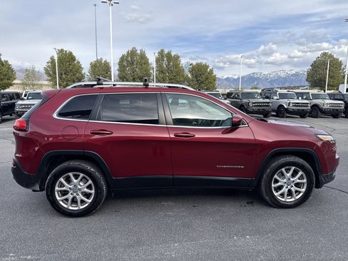 Used 2017 Jeep Cherokee Latitude AWD/4WD image 6
