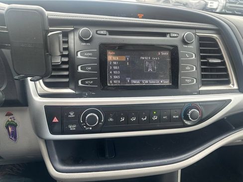 Used 2019 Toyota Highlander LE FWD image 7