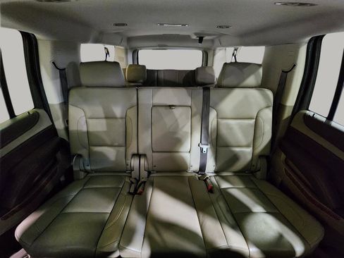 Used 2018 Chevrolet Suburban Premier AWD/4WD image 31