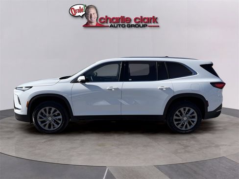 Used 2025 Buick Enclave Preferred image 3