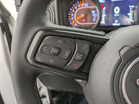 Used 2025 Jeep Gladiator Mojave AWD/4WD image 17