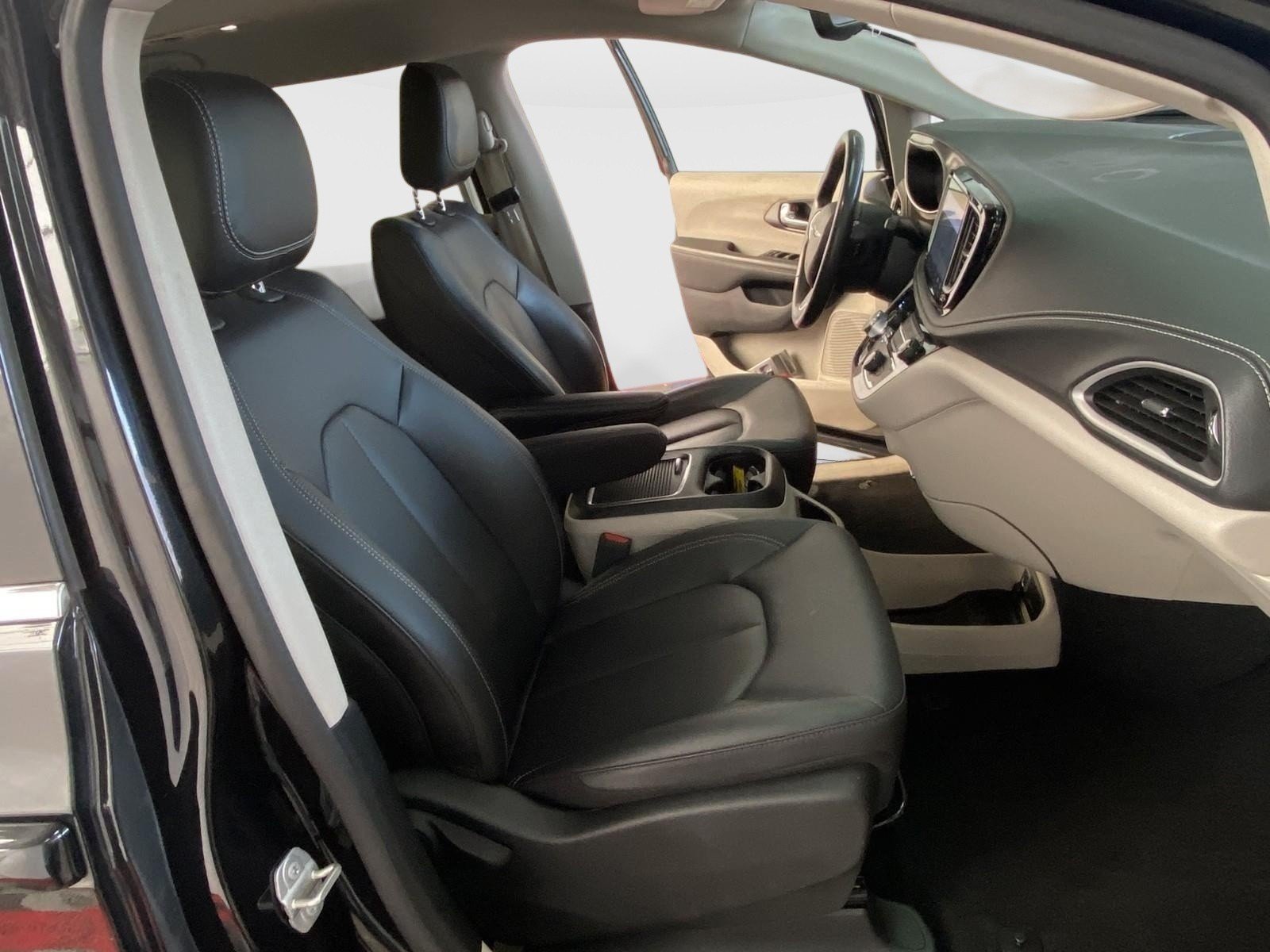 Used 2024 Chrysler Pacifica Touring-L FWD image 9