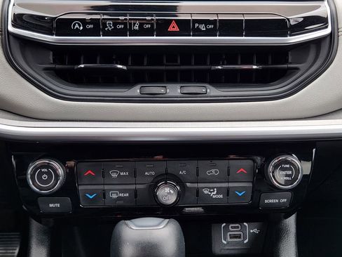 Used 2025 Jeep Compass Limited image 25