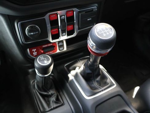 Used 2024 Jeep Wrangler Unlimited Rubicon AWD/4WD image 16