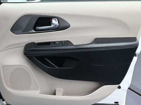 Used 2022 Chrysler Pacifica Touring-L FWD image 21