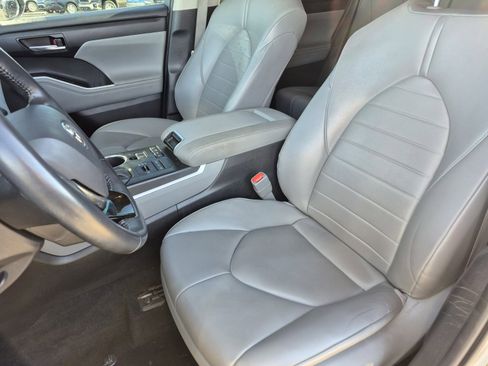 Used 2021 Toyota Highlander XLE image 16