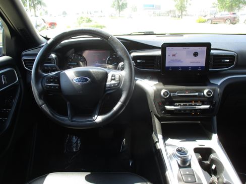 Used 2020 Ford Explorer XLT w/ Equipment Group 202A AWD/4WD image 14