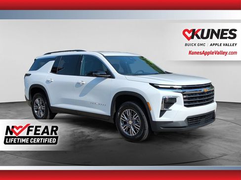 Used 2025 Chevrolet Traverse LT FWD image 1