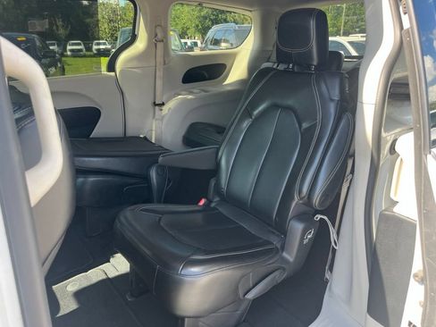 Used 2023 Chrysler Pacifica Touring-L FWD image 9