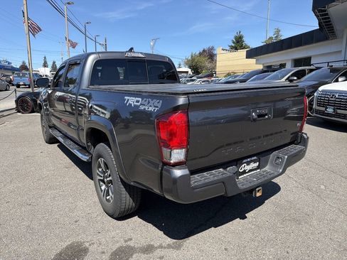 Used 2017 Toyota Tacoma TRD Sport w/ Tow Package AWD/4WD image 6