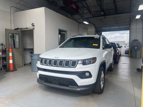Used 2025 Jeep Compass Latitude image 1