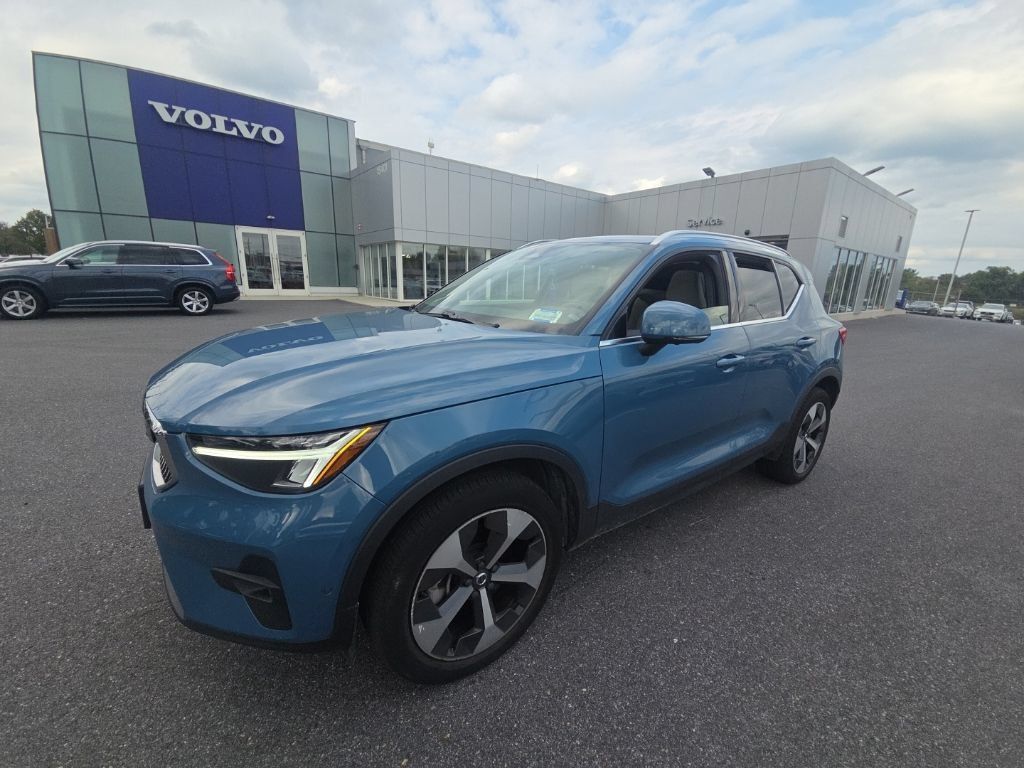 Used 2024 Volvo XC40 B5 Plus w/ Climate Package AWD/4WD image 2