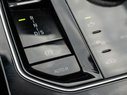 Certified 2023 BMW 740i image 29